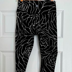 Wunder Under Lululemon high rise rose-pattern pants 25”